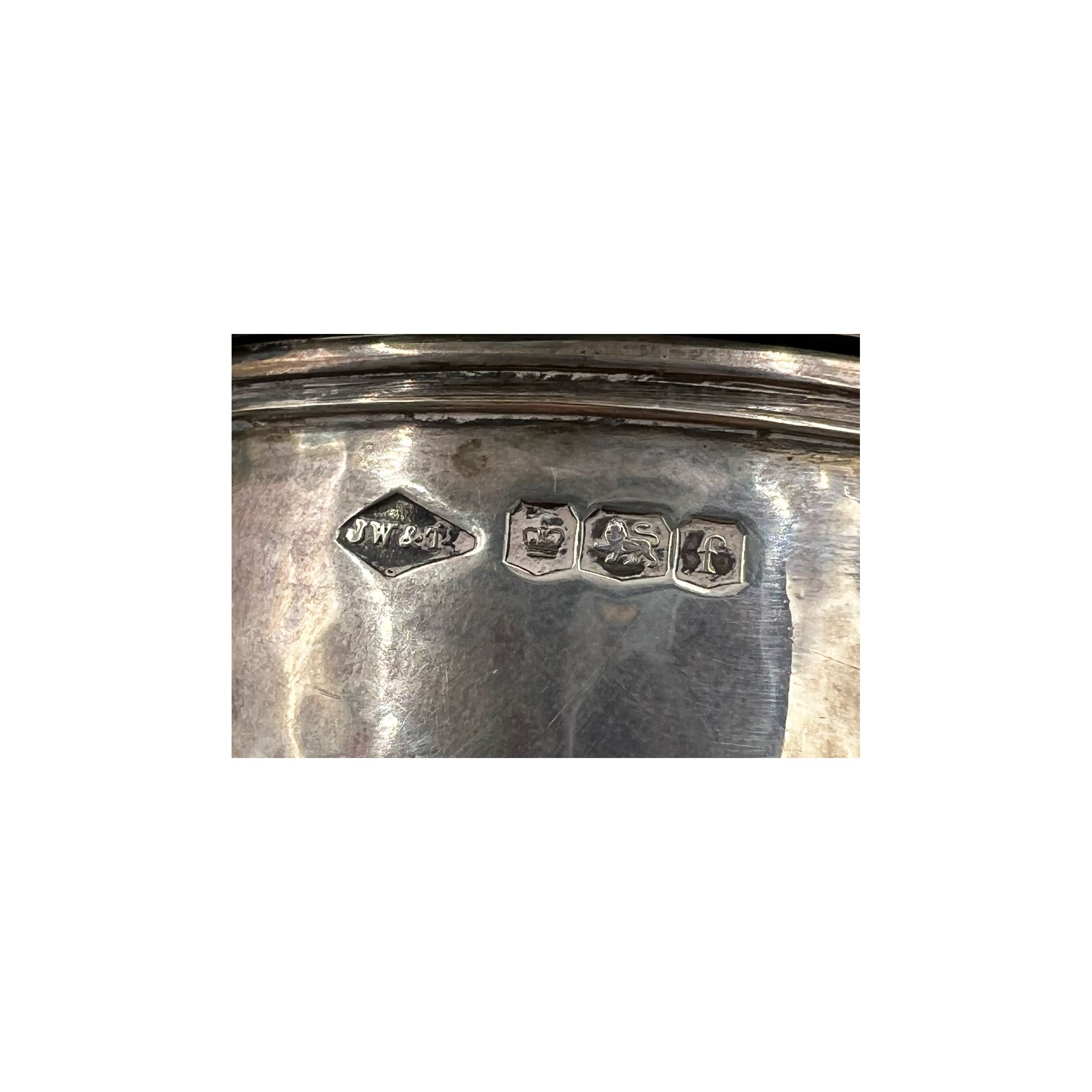 A SMALL VICTORIAN HAMMERED SILVER LIDDED FLAGON WITH A YACHTING INTEREST ENGRAVING - Image 6 of 6