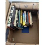 Box of mixed books including chess and gaming (726C)