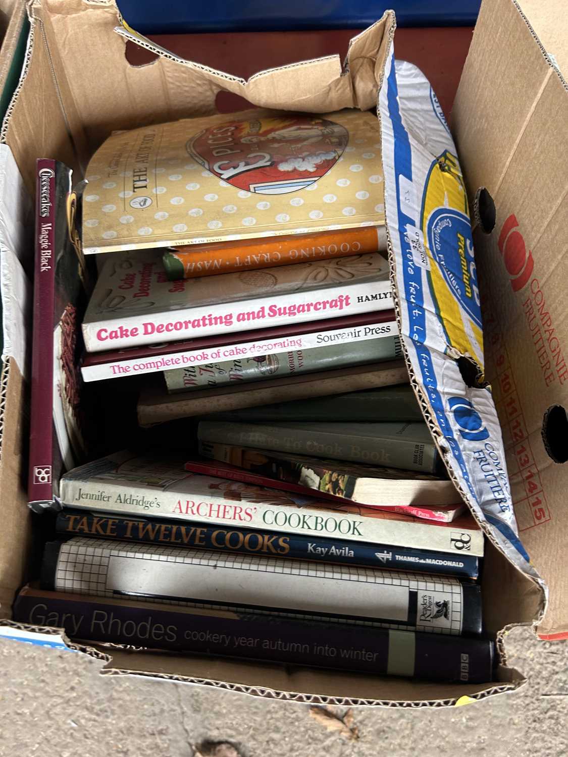 Mixed lot of cookery books (33)