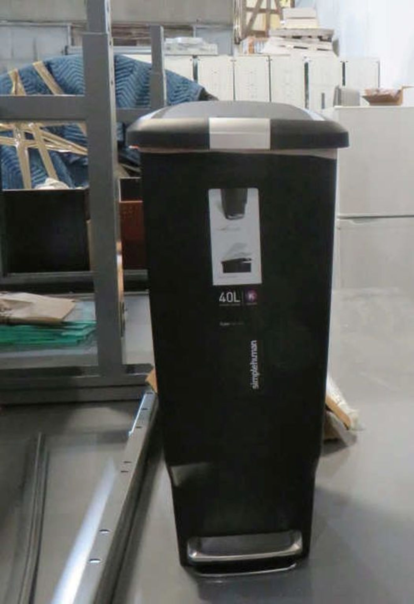 13 gallon plastic trash can - Image 2 of 2