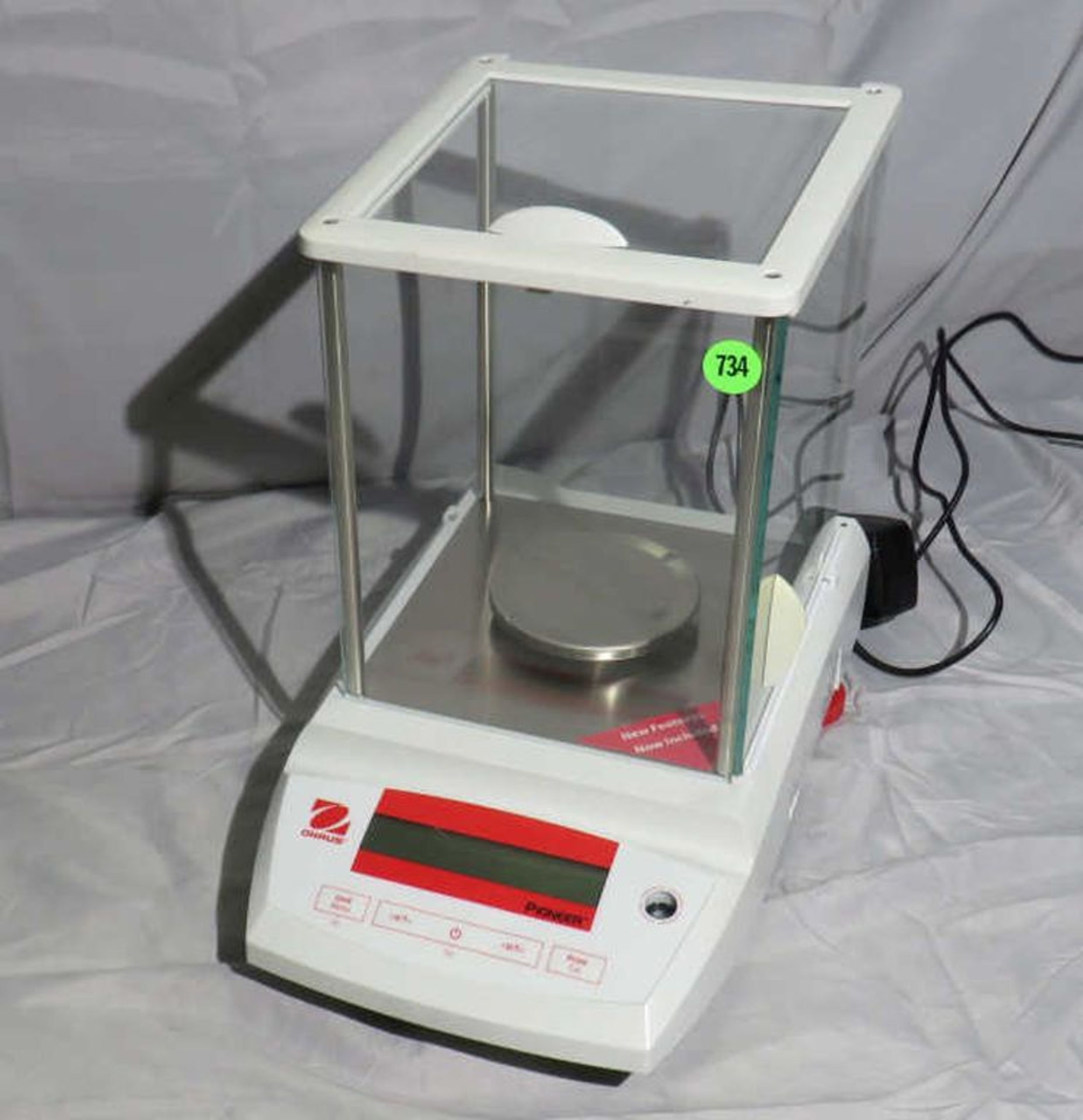 Ohaus enclosed lab scale PA 224