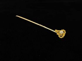 A Diamond set gold stick pin, knotted ropetwist head set with single rose cut stone, in fitted