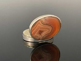 A George III silver vinaigrette, the cover inset with banded agate cabochon, the hinged cover