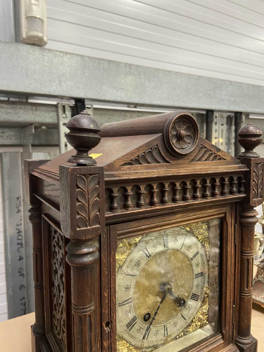 A German carved oak Aesthetic Movement mantel clock, architectural case, with silvered chapter - Bild 4 aus 4