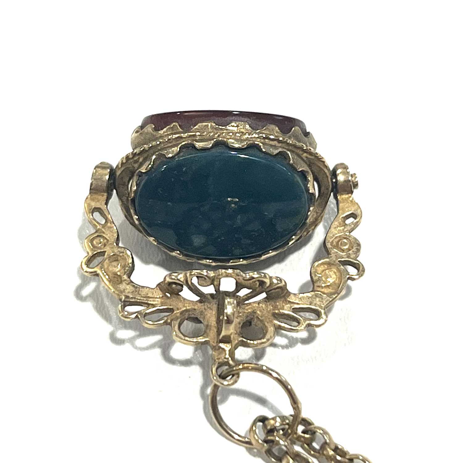 A 9ct gold hardstone swivel fob, with chain - Bild 4 aus 4