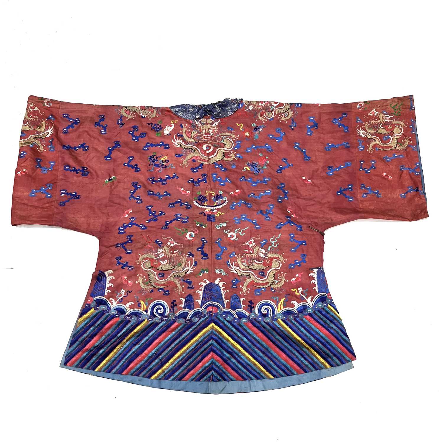 A Chinese silk embroidered skirt and overcoat, Qing Dynasty, 19th Century, the overcoat in red - Image 5 of 5