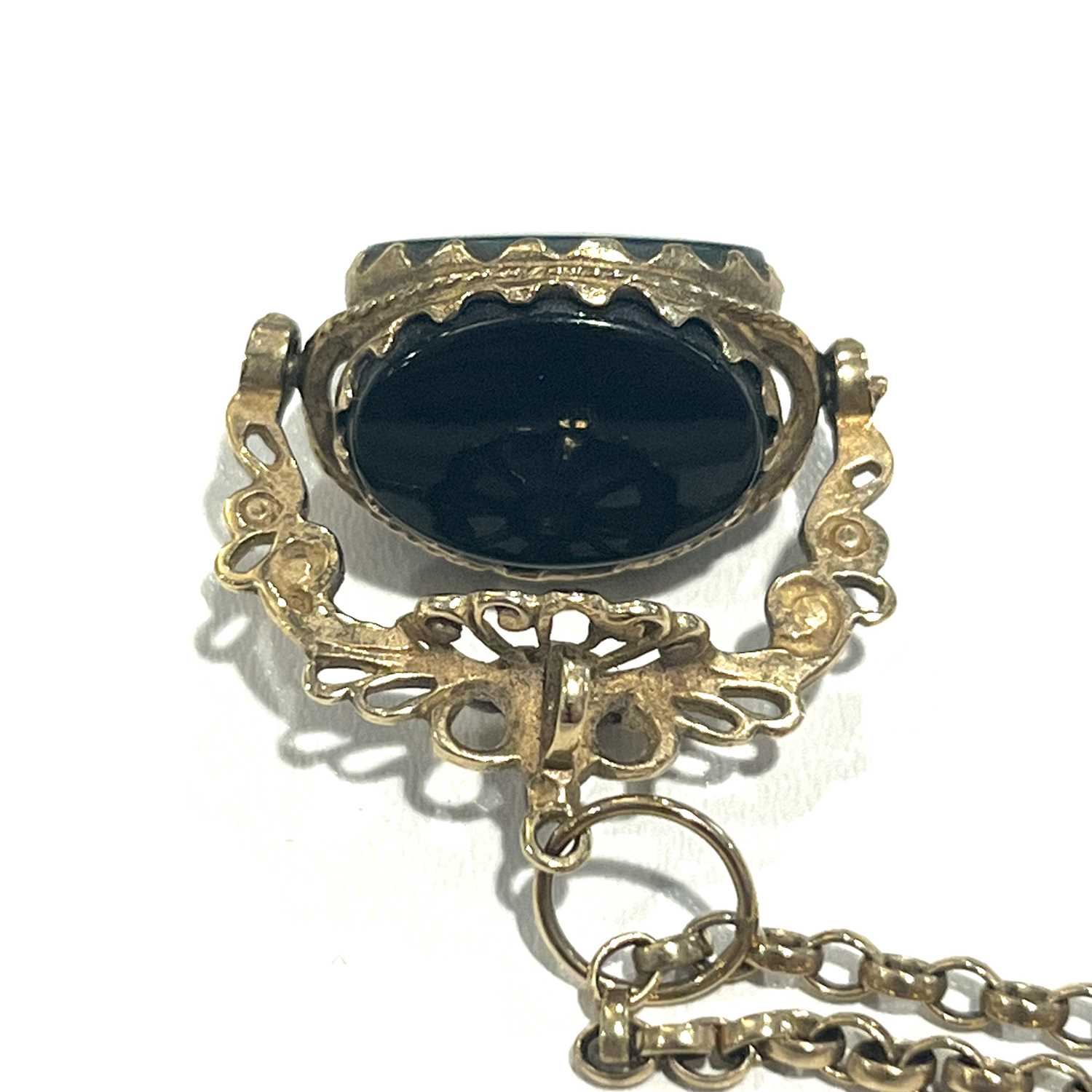 A 9ct gold hardstone swivel fob, with chain - Bild 3 aus 4