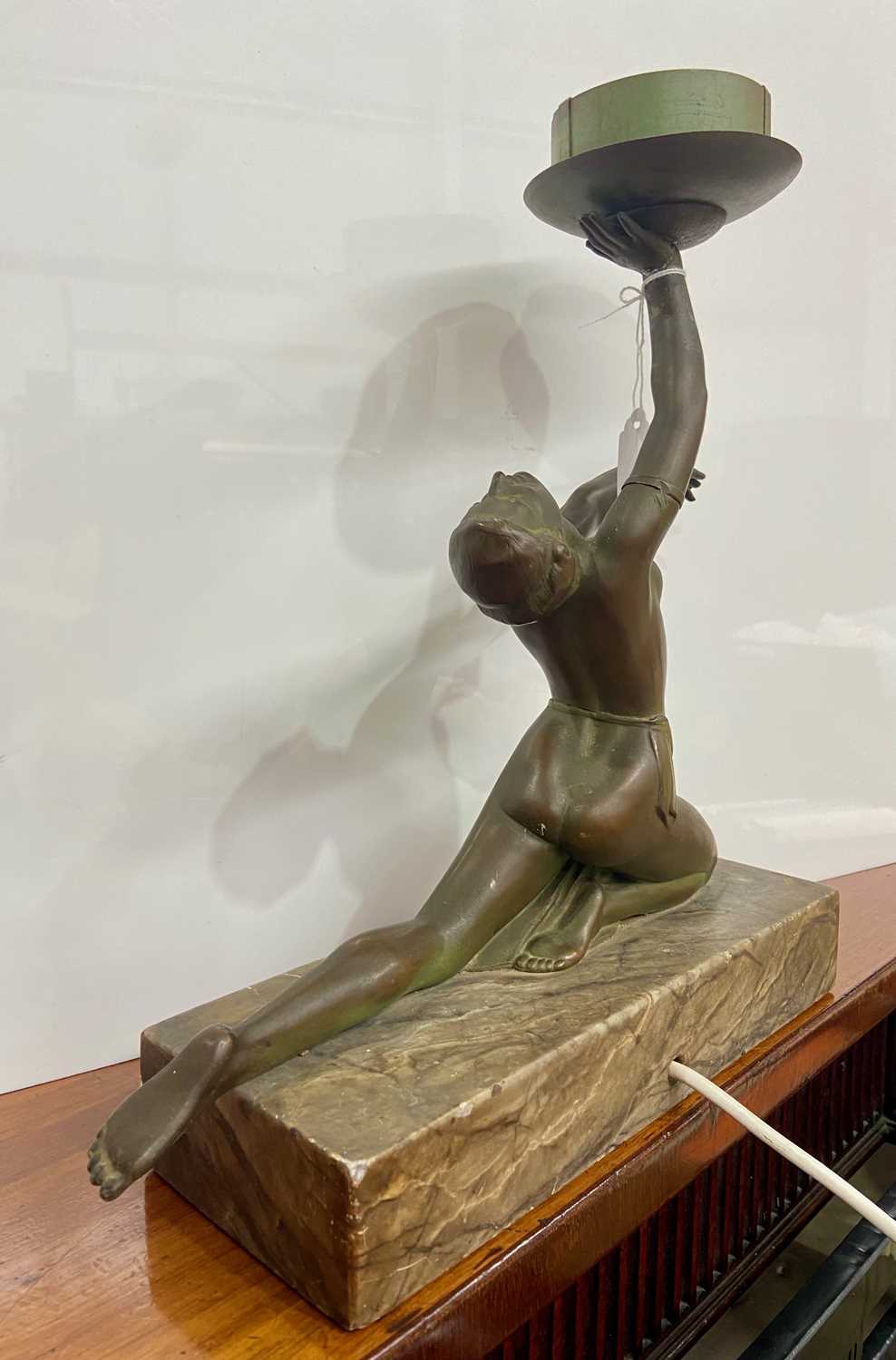 An Art Deco style figural table lamp, modelled in the form of a lady in repose, atop a marble type - Image 4 of 6