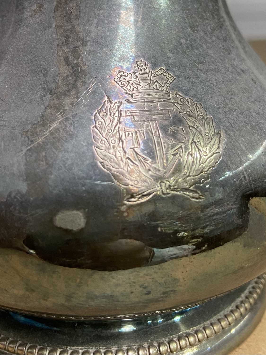 Naval interest: silverplated jug with crowned anchor and laurel wreath insignia, Shelley ceramic - Bild 2 aus 4