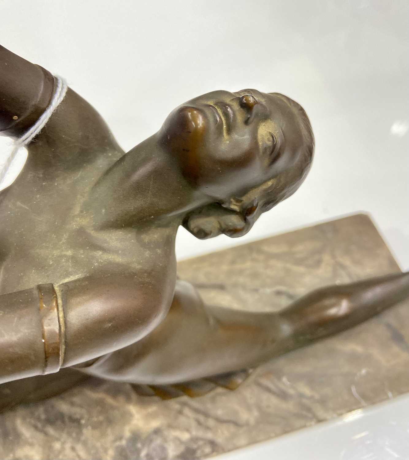 An Art Deco style figural table lamp, modelled in the form of a lady in repose, atop a marble type - Image 3 of 6