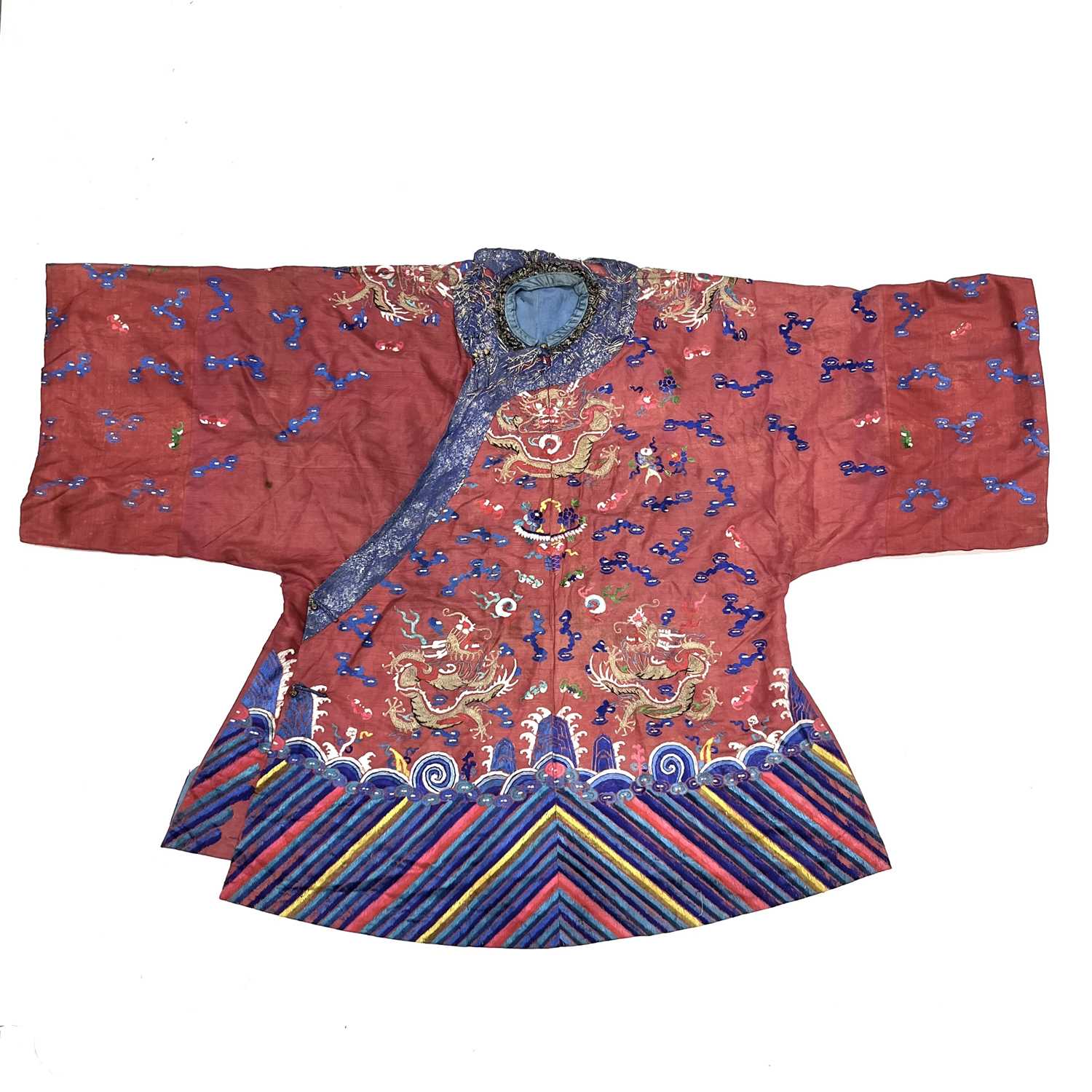 A Chinese silk embroidered skirt and overcoat, Qing Dynasty, 19th Century, the overcoat in red - Image 4 of 5