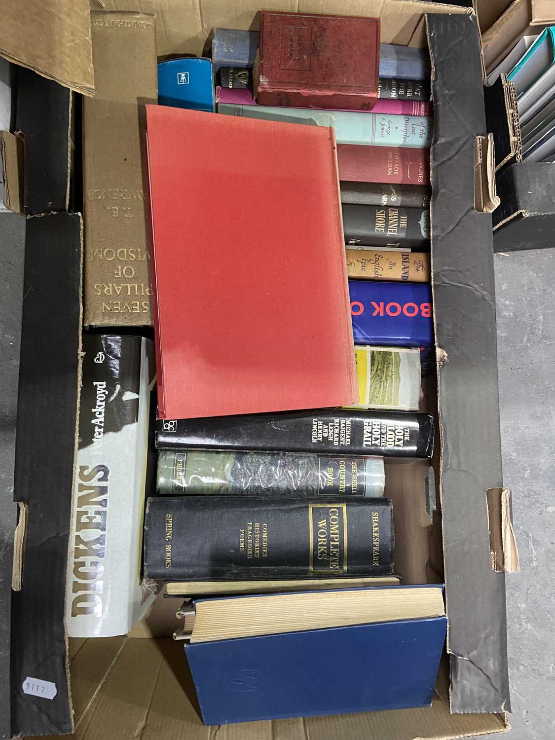 A quantity of books including hardback, paperback, fiction, reference, hobby, travel etc; Reginald - Image 8 of 18