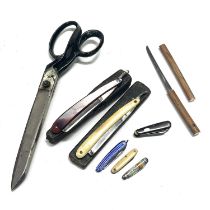 Assorted razors, pen knives and a single pair of shears