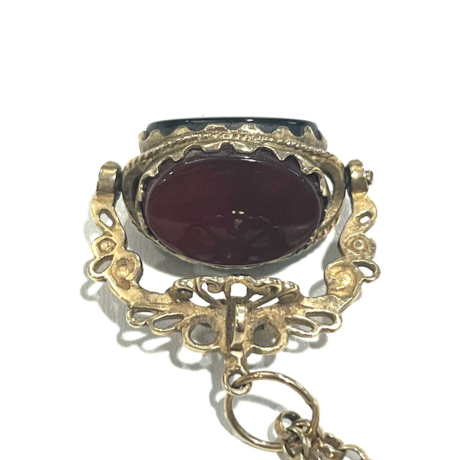 A 9ct gold hardstone swivel fob, with chain - Bild 2 aus 4