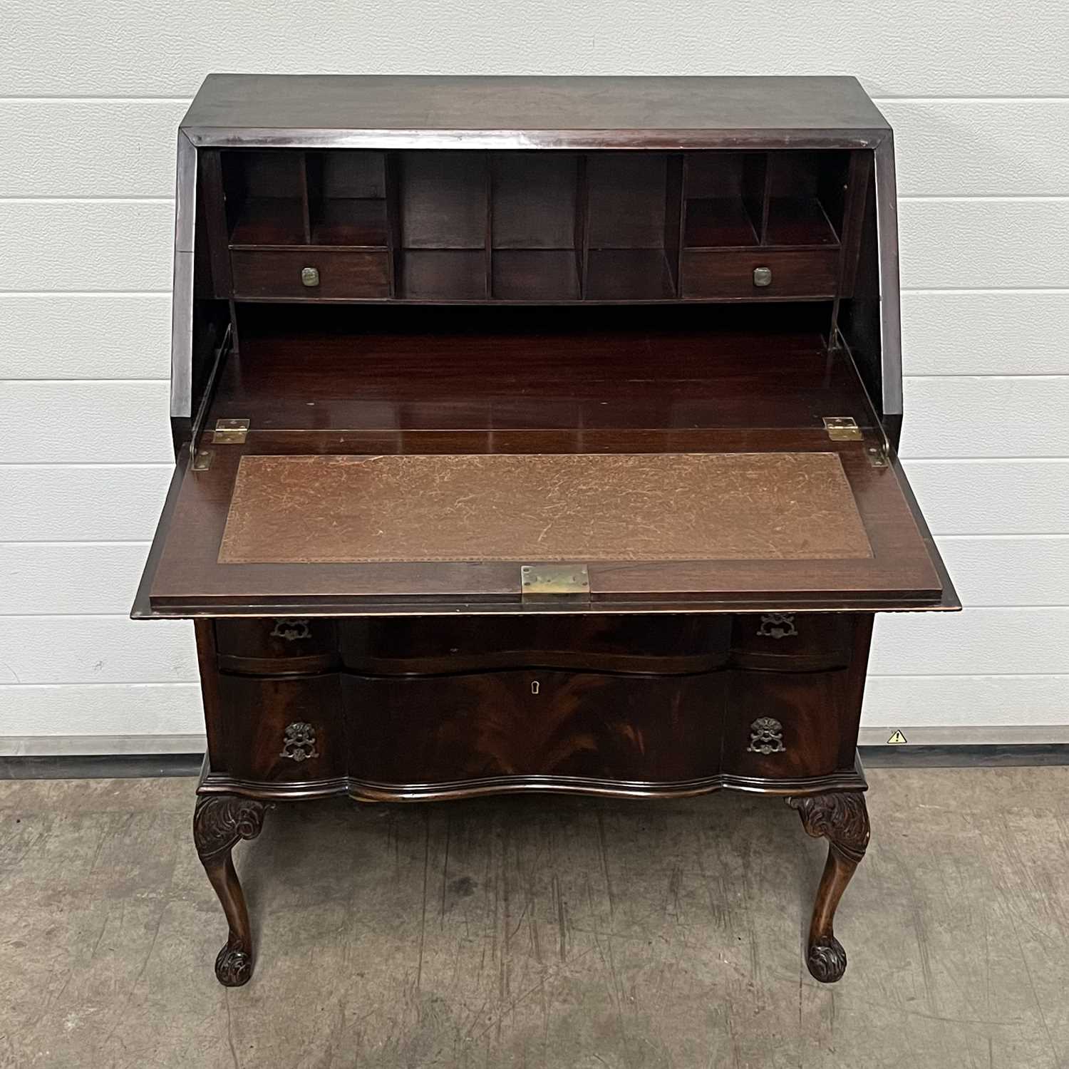 A bureau, fitted fall front over three drawers, on cabriole supports W: 81 cm D: 44 cm H: 104.5 - Image 2 of 4