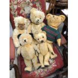 A collection of antique and vintage teddy bears (5)