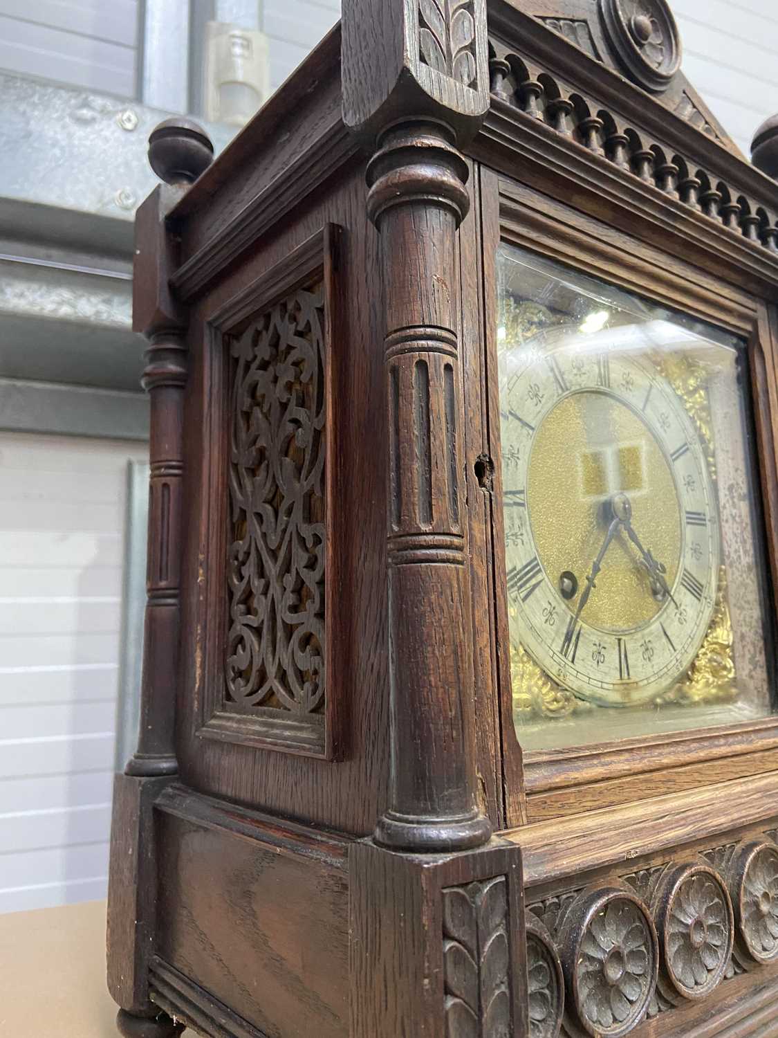 A German carved oak Aesthetic Movement mantel clock, architectural case, with silvered chapter - Bild 3 aus 4