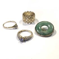 Three 9ct gold rings and a brooch