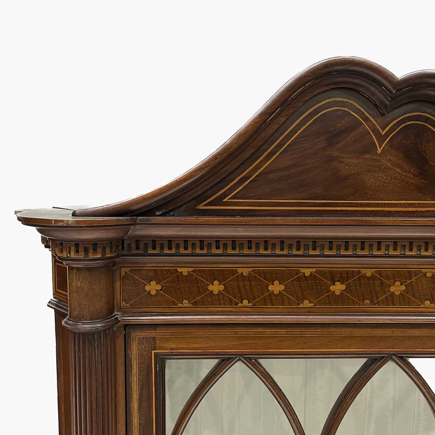 An Edwardian mahogany corner standing vitrine, circa 1910, arched pediment, crossbanded, marquetry - Bild 3 aus 3