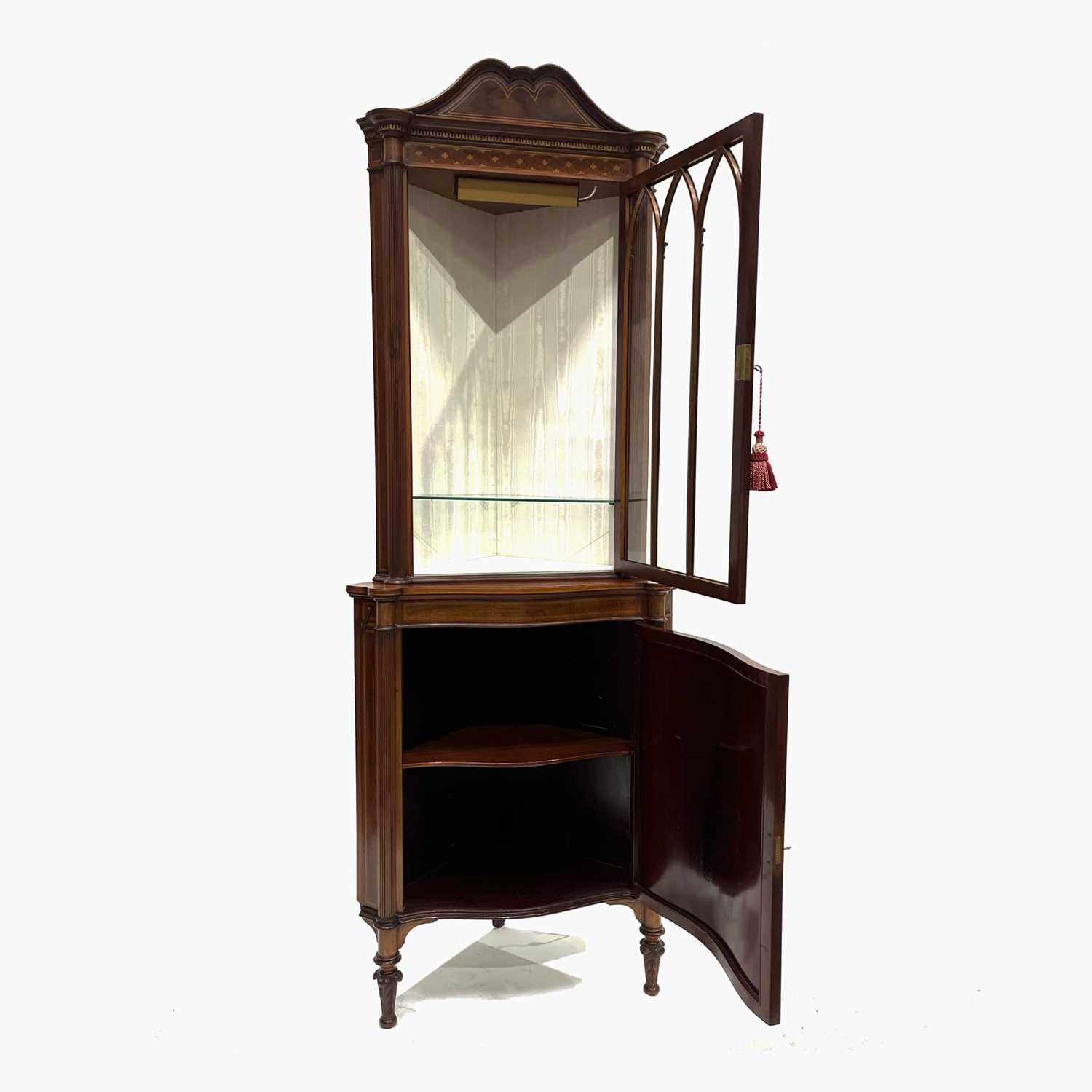 An Edwardian mahogany corner standing vitrine, circa 1910, arched pediment, crossbanded, marquetry - Bild 2 aus 3