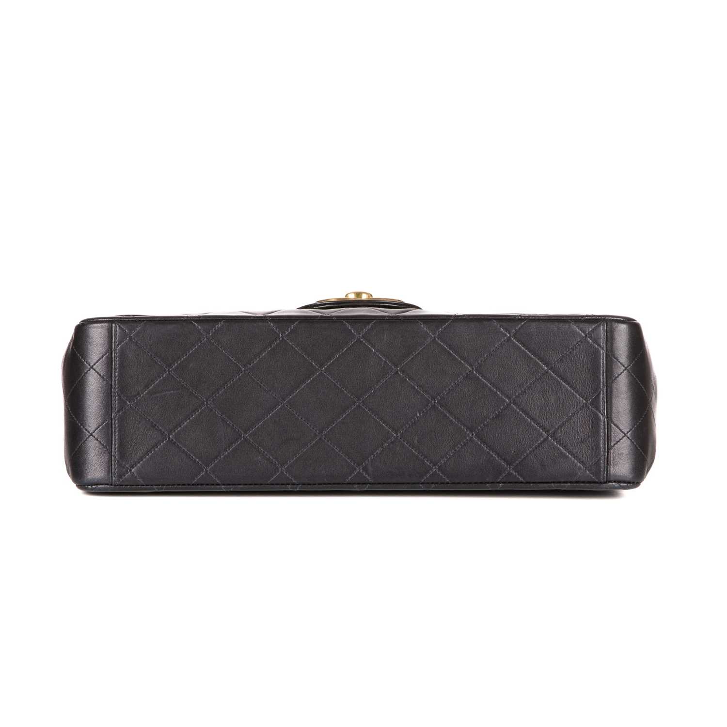 Chanel, a vintage Maxi Single Flap handbag, designed with a diamond quilted black leather - Bild 4 aus 4