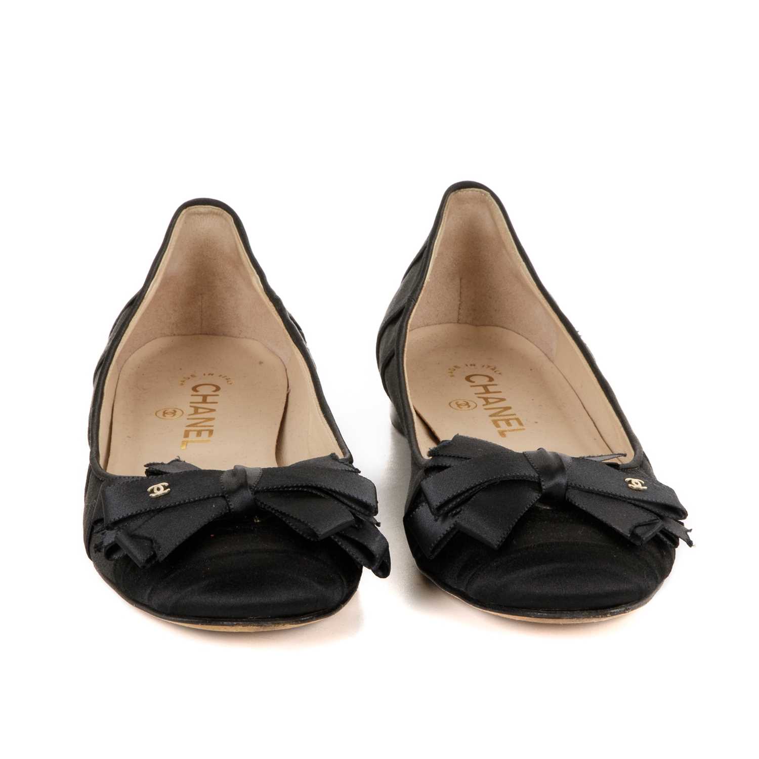 Chanel, a pair of ballerina bow pumps, crafted from black satin, featuring a layered ribbon bow - Image 2 of 3