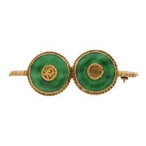 An 18ct gold jade disc brooch