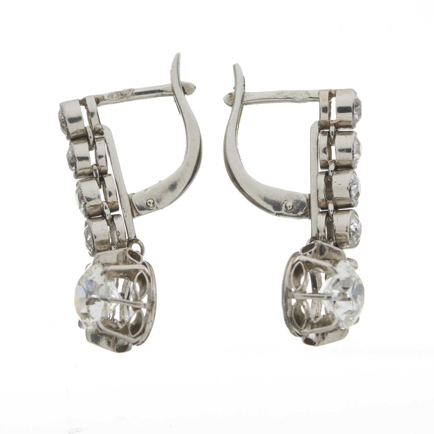 A pair of early 20th century platinum old-cut diamond drop earrings - Bild 2 aus 2