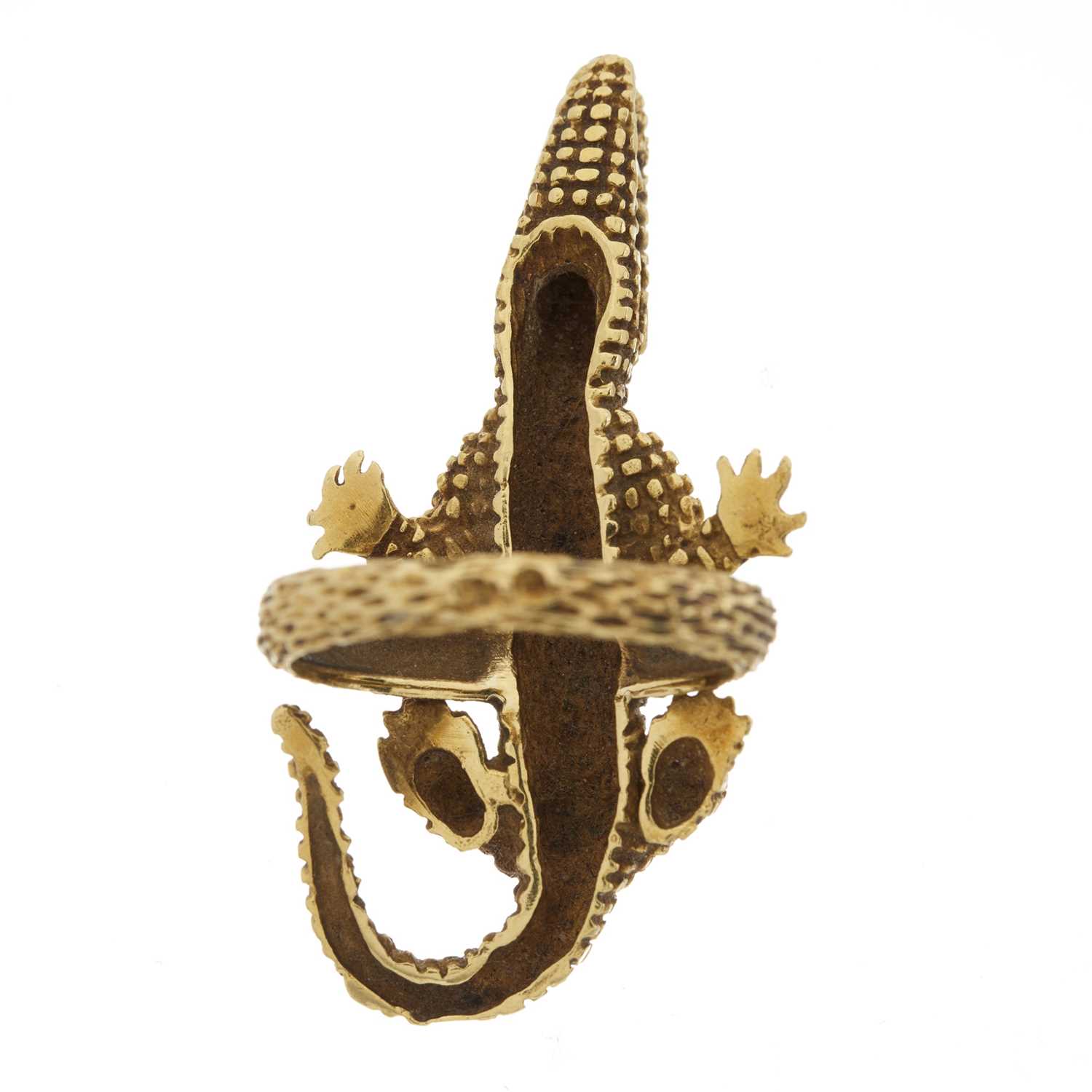 A gold alligator dress ring - Image 2 of 3