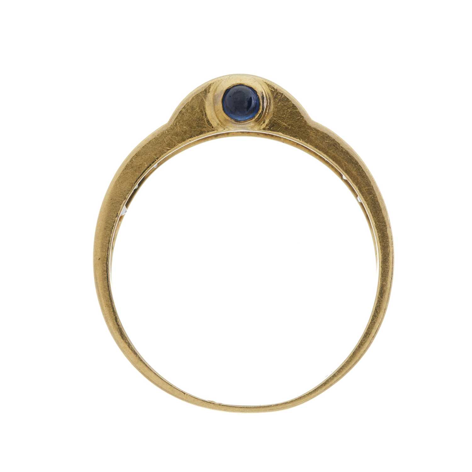 An 18ct gold emerald, diamond and sapphire dress ring - Bild 2 aus 3