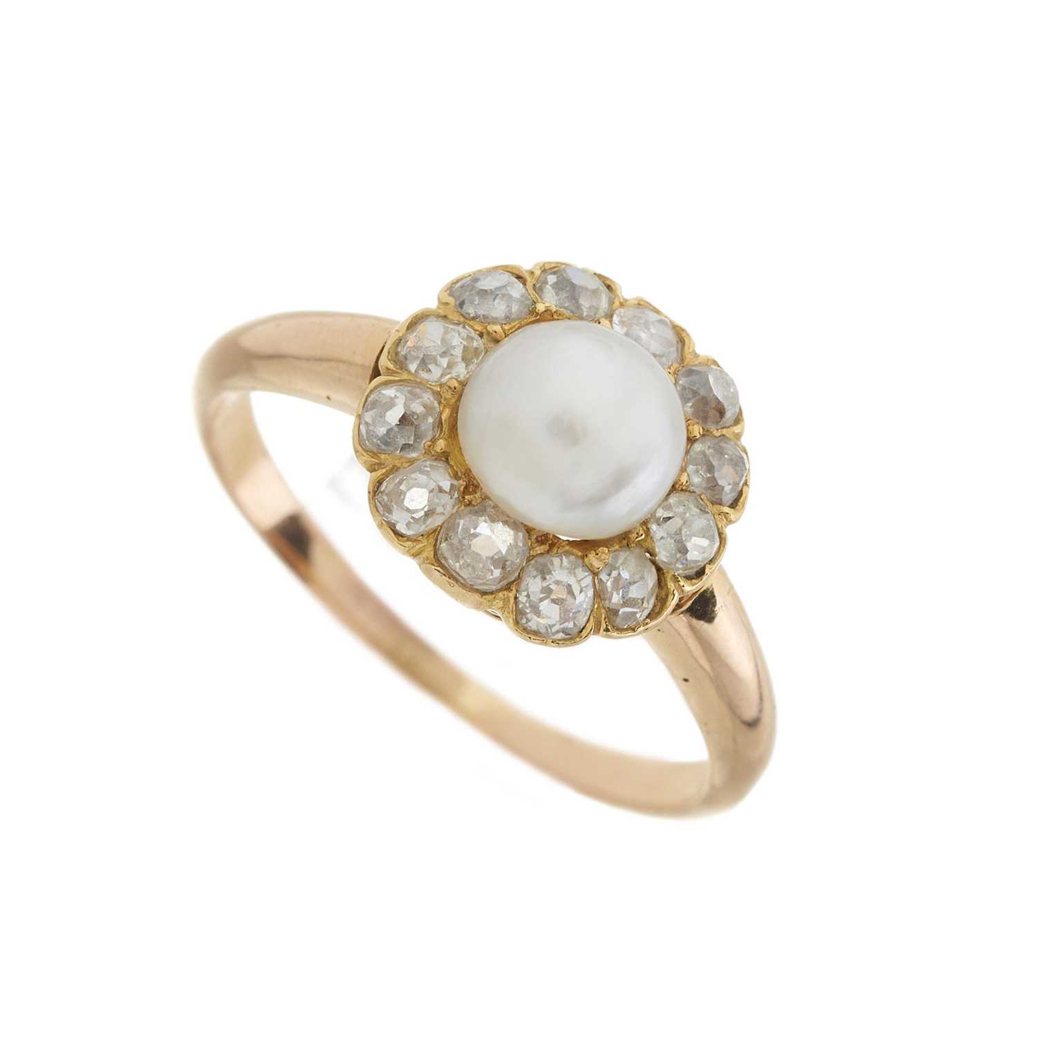 An early 20th century gold pearl and diamond cluster ring - Bild 3 aus 3