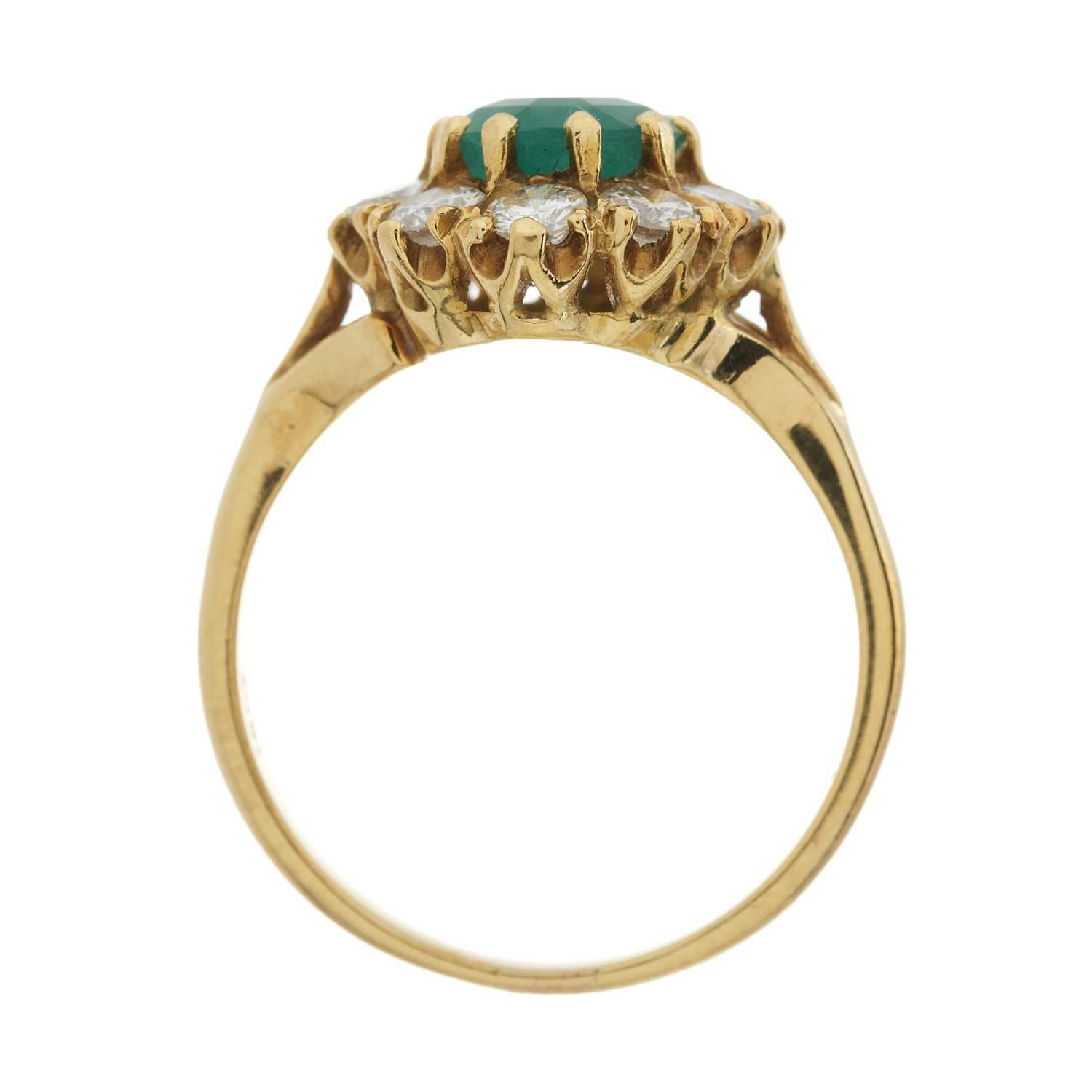 An 18ct gold emerald and diamond cluster ring - Bild 2 aus 3