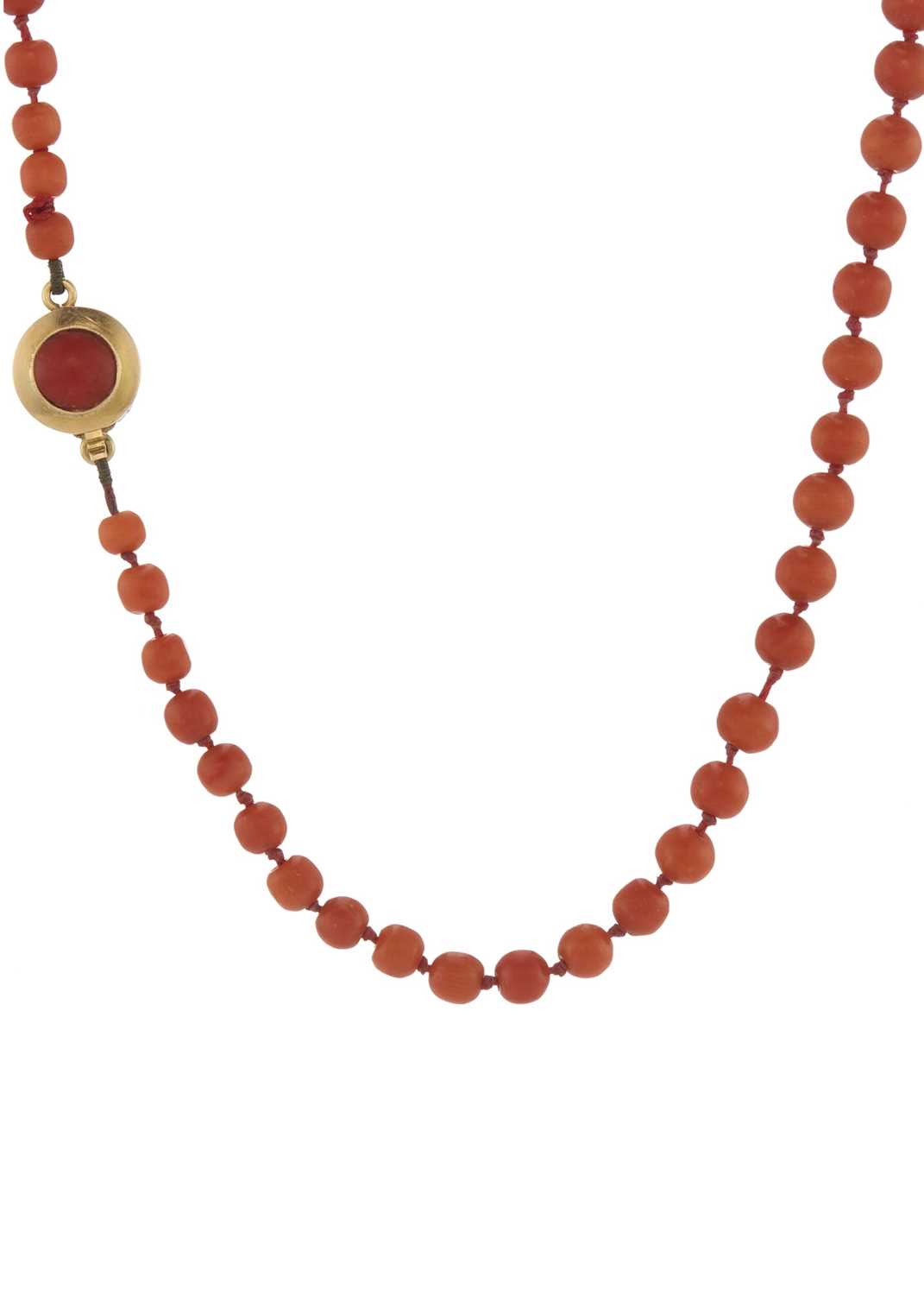 An early 20th century coral single-strand necklace, with gold clasp - Bild 2 aus 3