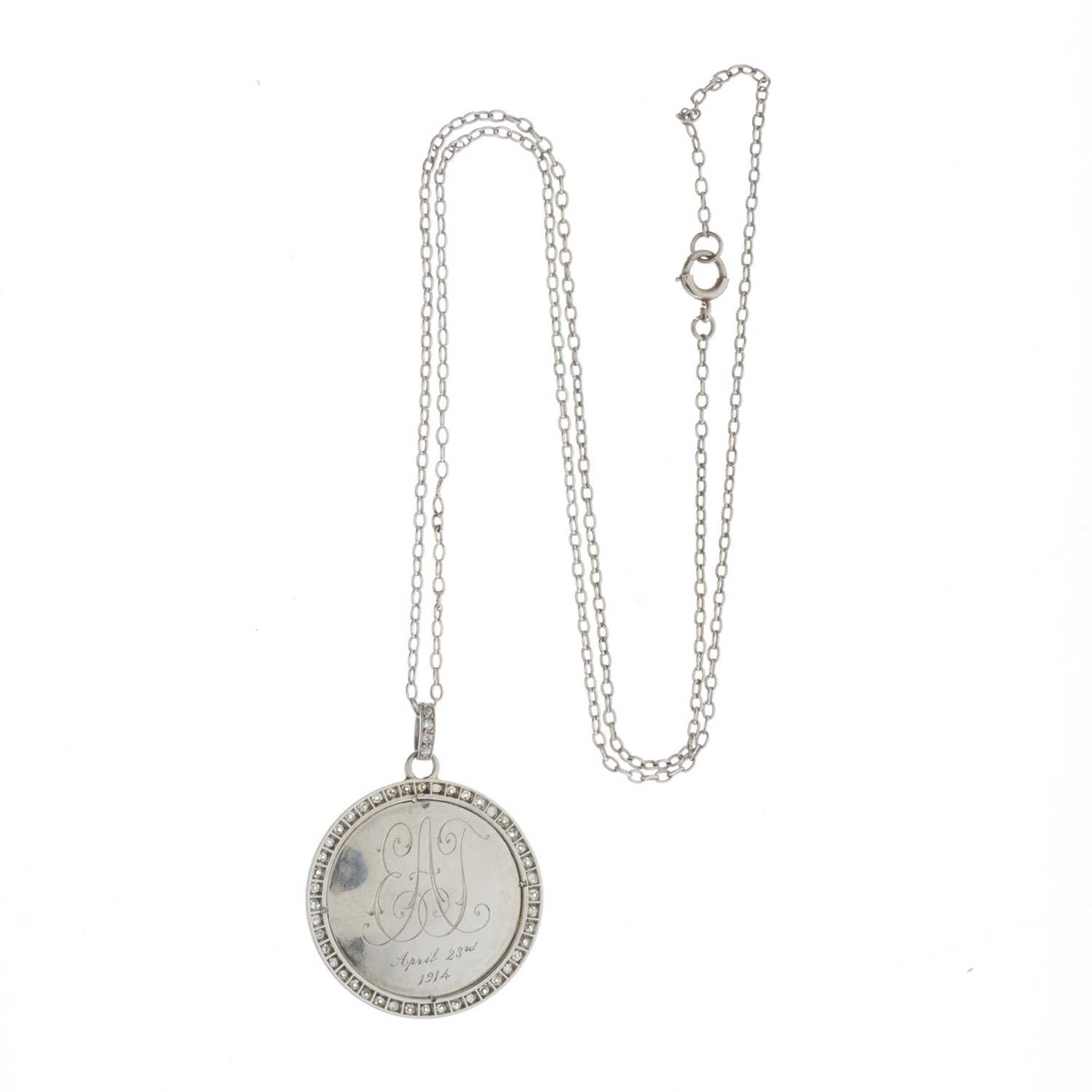 An early 20th century platinum diamond portrait pendant, with chain - Bild 2 aus 2
