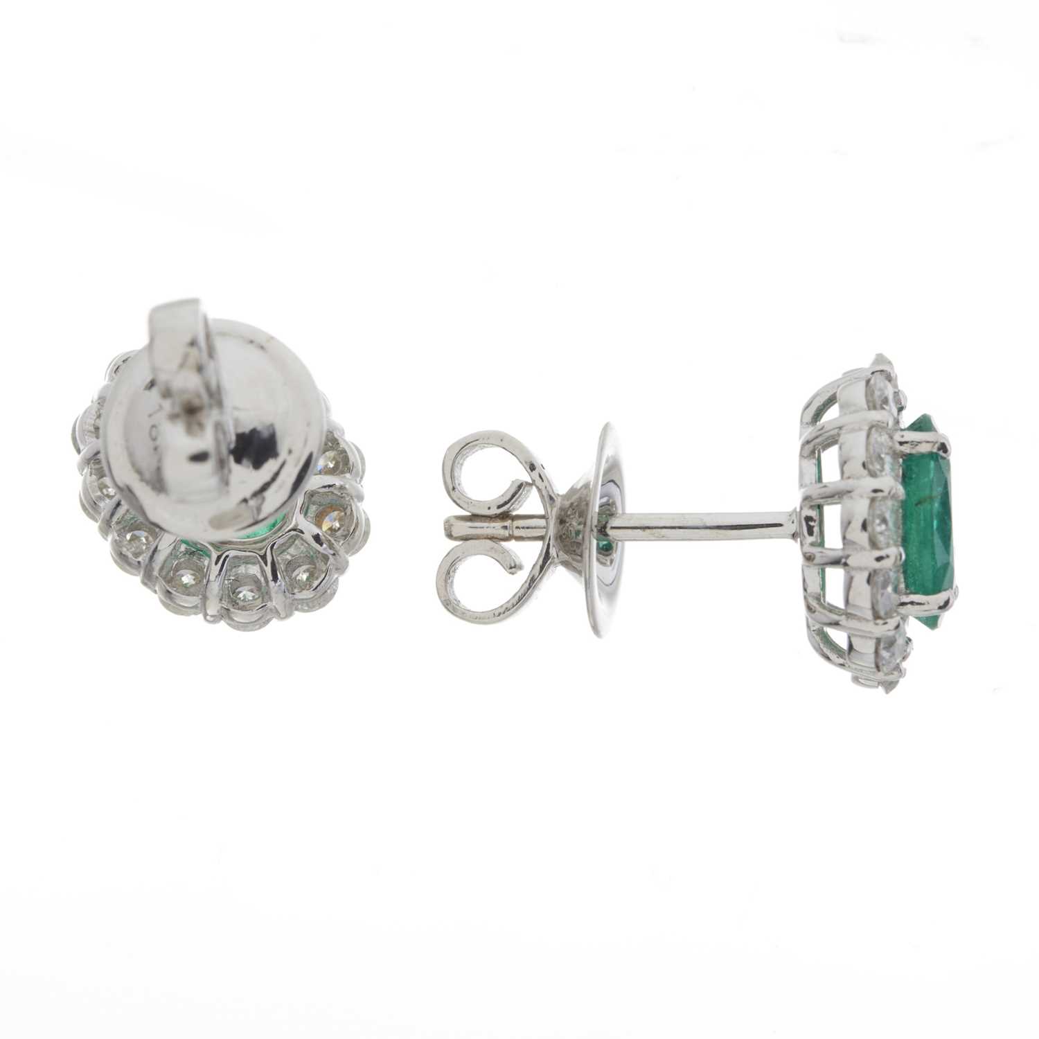 A pair of 18ct gold emerald and diamond cluster stud earrings - Bild 2 aus 2
