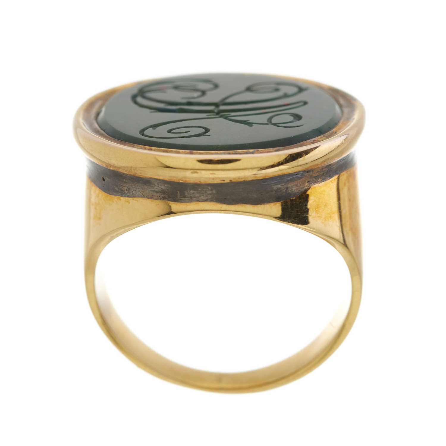 An early 20th century gold bloodstone intaglio seal signet ring - Bild 2 aus 3