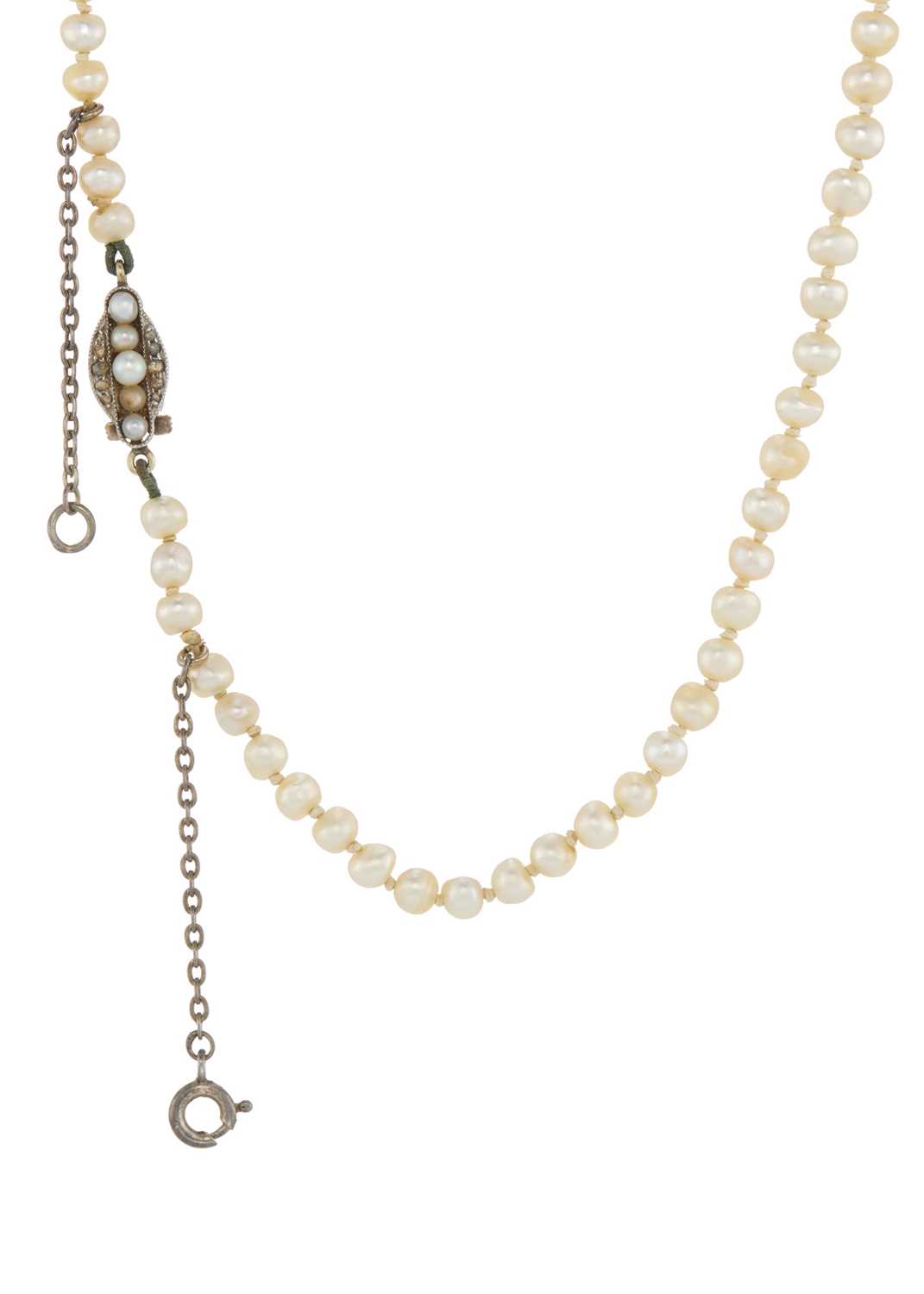 An early 20th century natural pearl necklace, with diamond clasp - Bild 2 aus 4