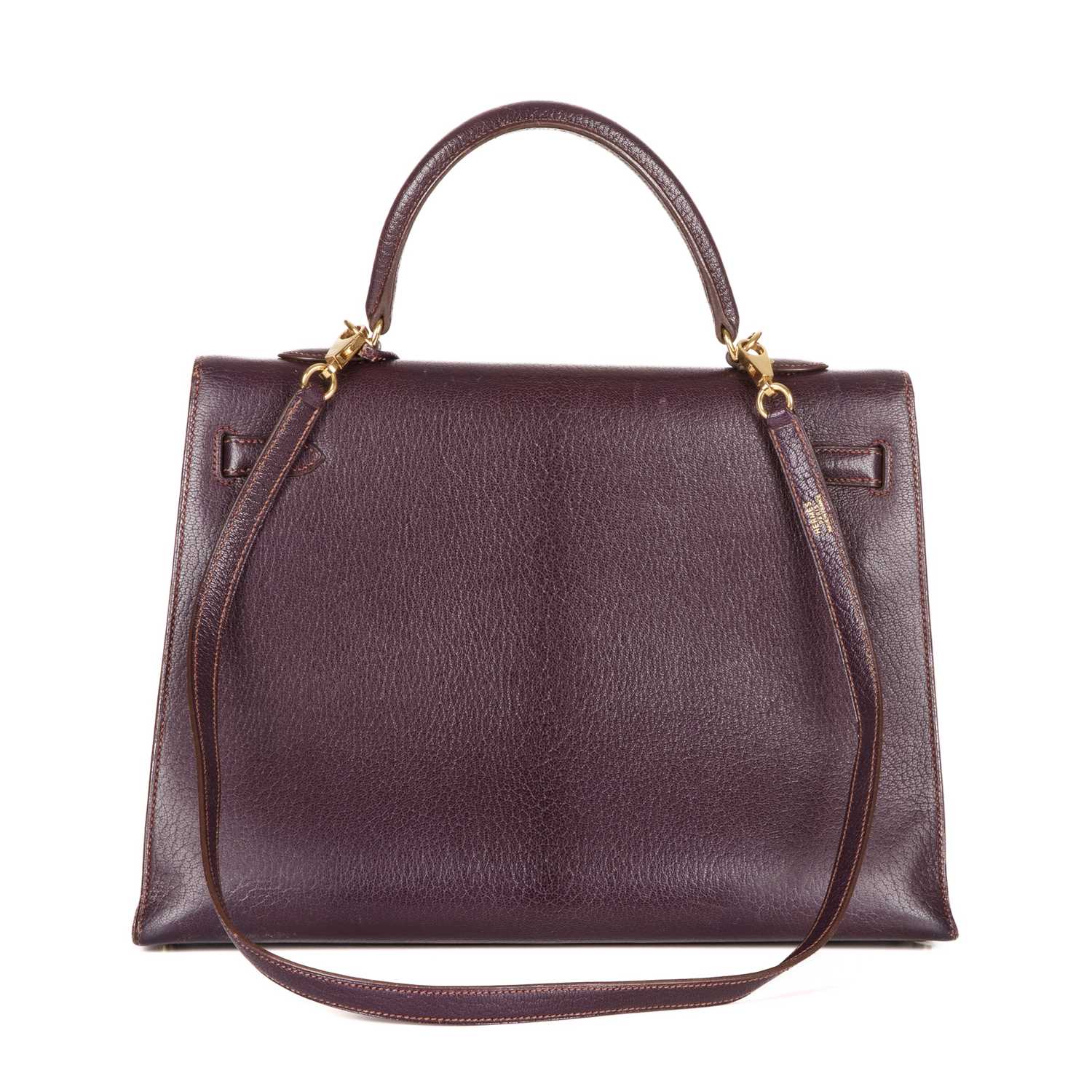 Hermes, a 2001 Kelly Sellier 35 handbag, crafted from Chevre Coromandel plum leather, with gold - Bild 3 aus 5