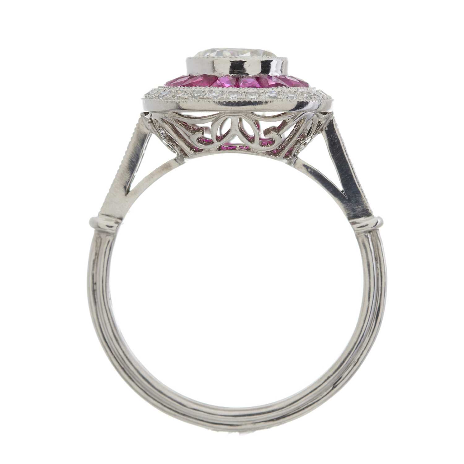 A platinum diamond and ruby cluster dress ring - Bild 2 aus 3
