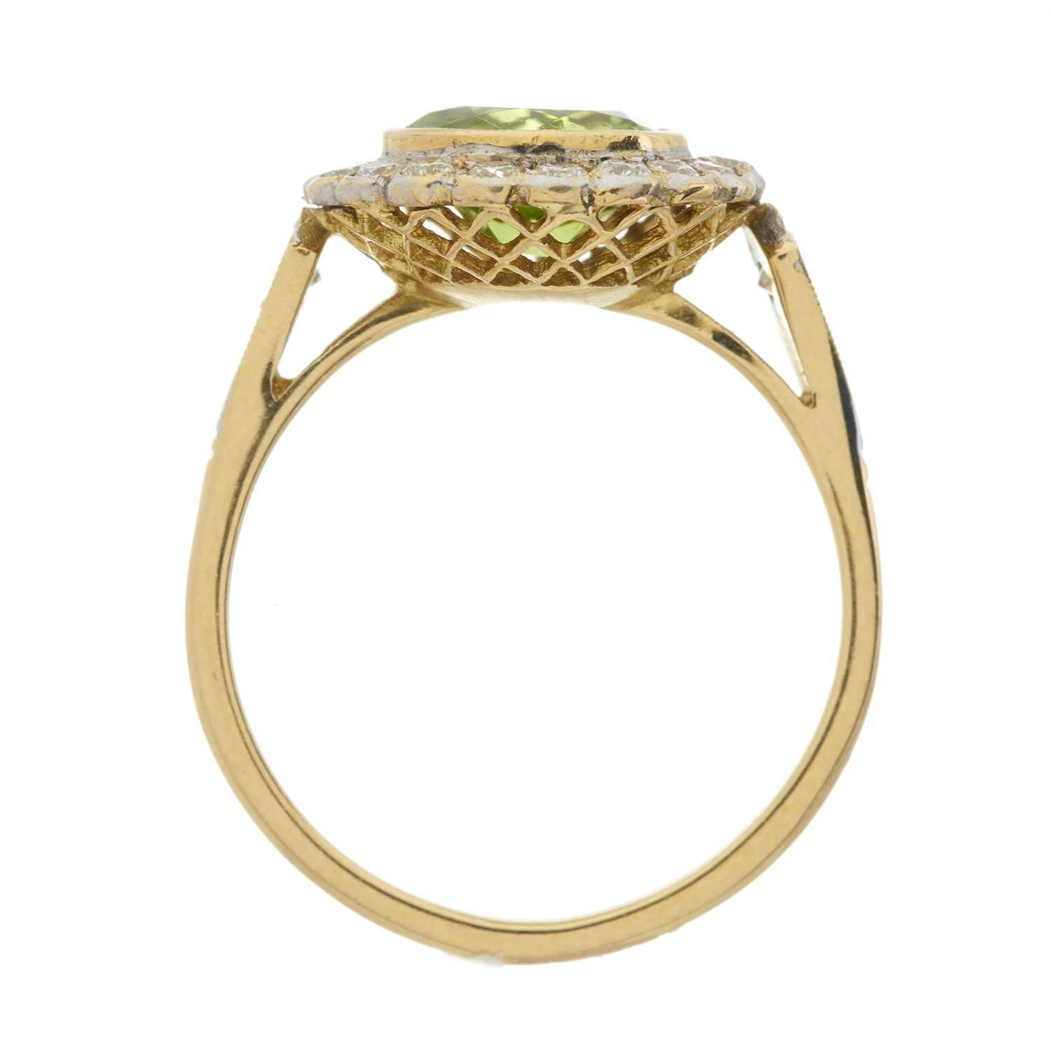 An 18ct gold peridot and diamond cluster ring - Bild 2 aus 3