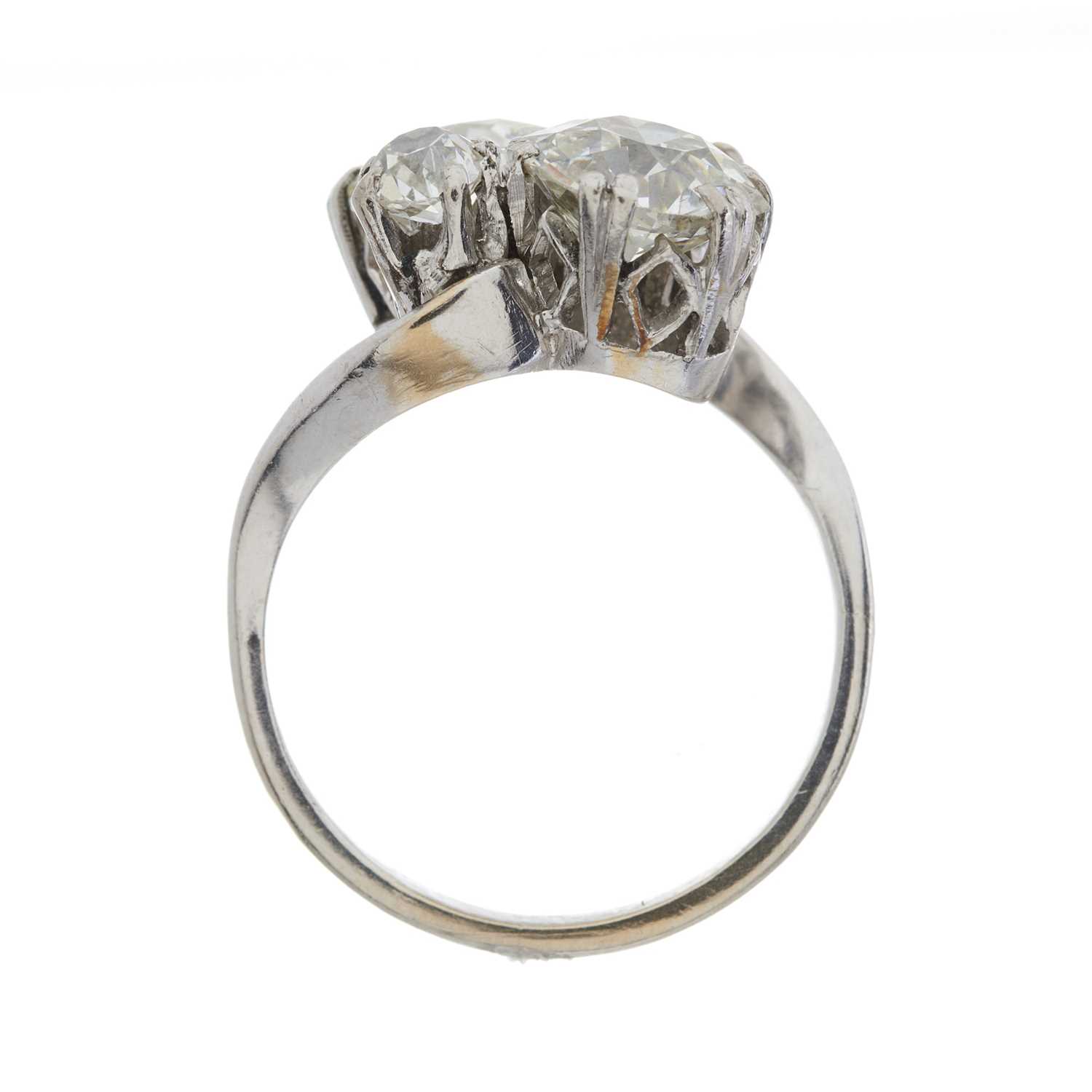An early 20th century old-cut diamond crossover ring - Image 2 of 3