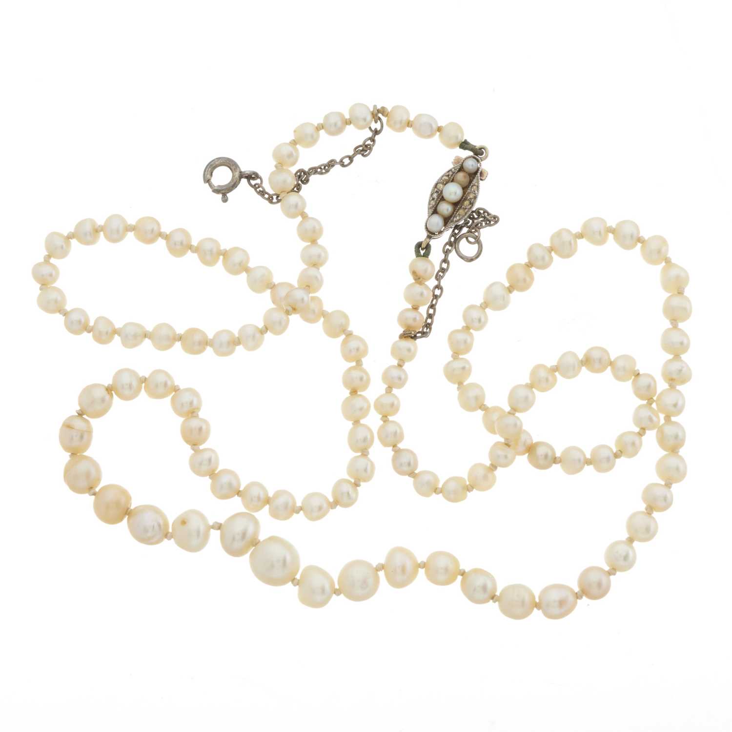 An early 20th century natural pearl necklace, with diamond clasp - Bild 3 aus 4