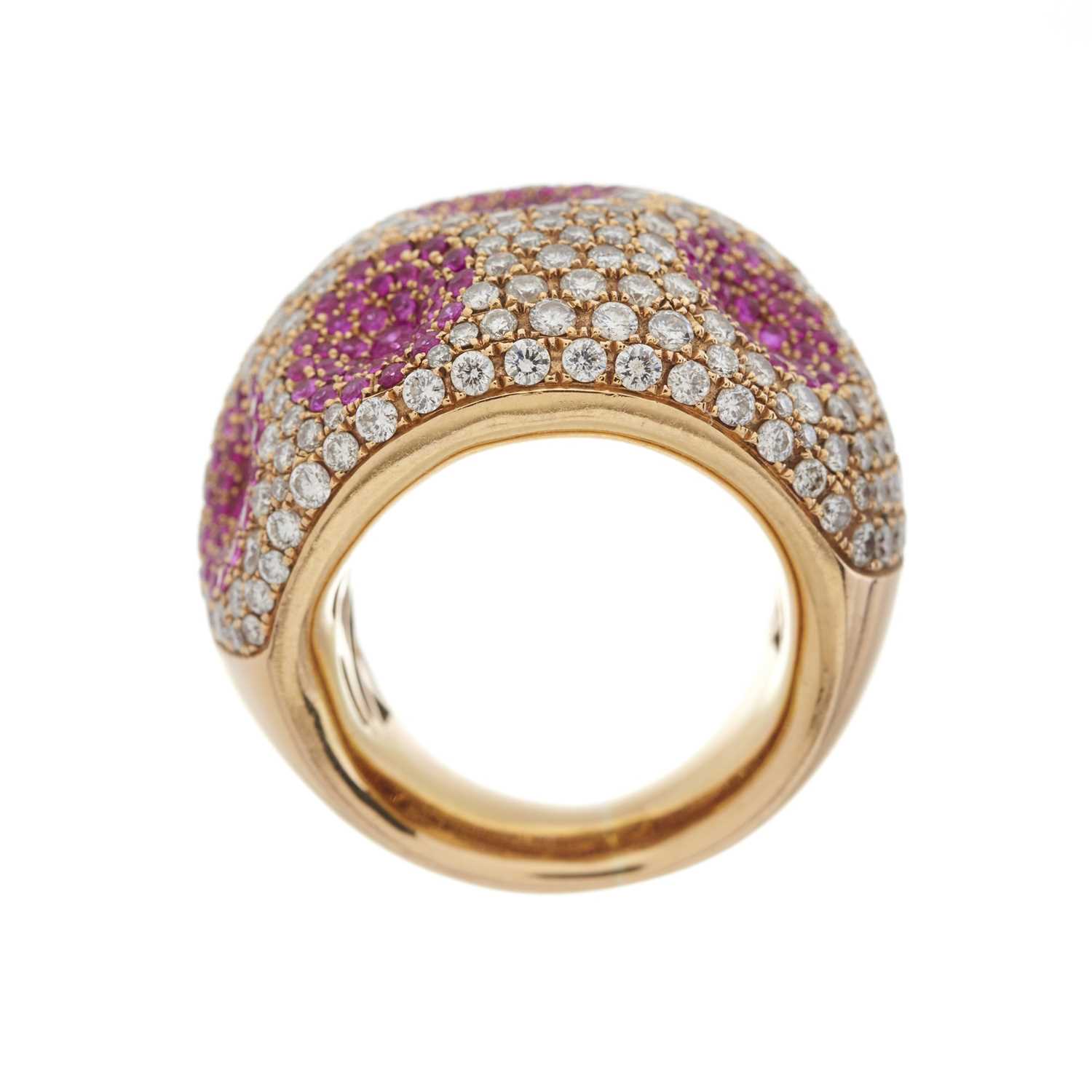 An 18ct gold diamond and pink sapphire cocktail ring - Bild 2 aus 3