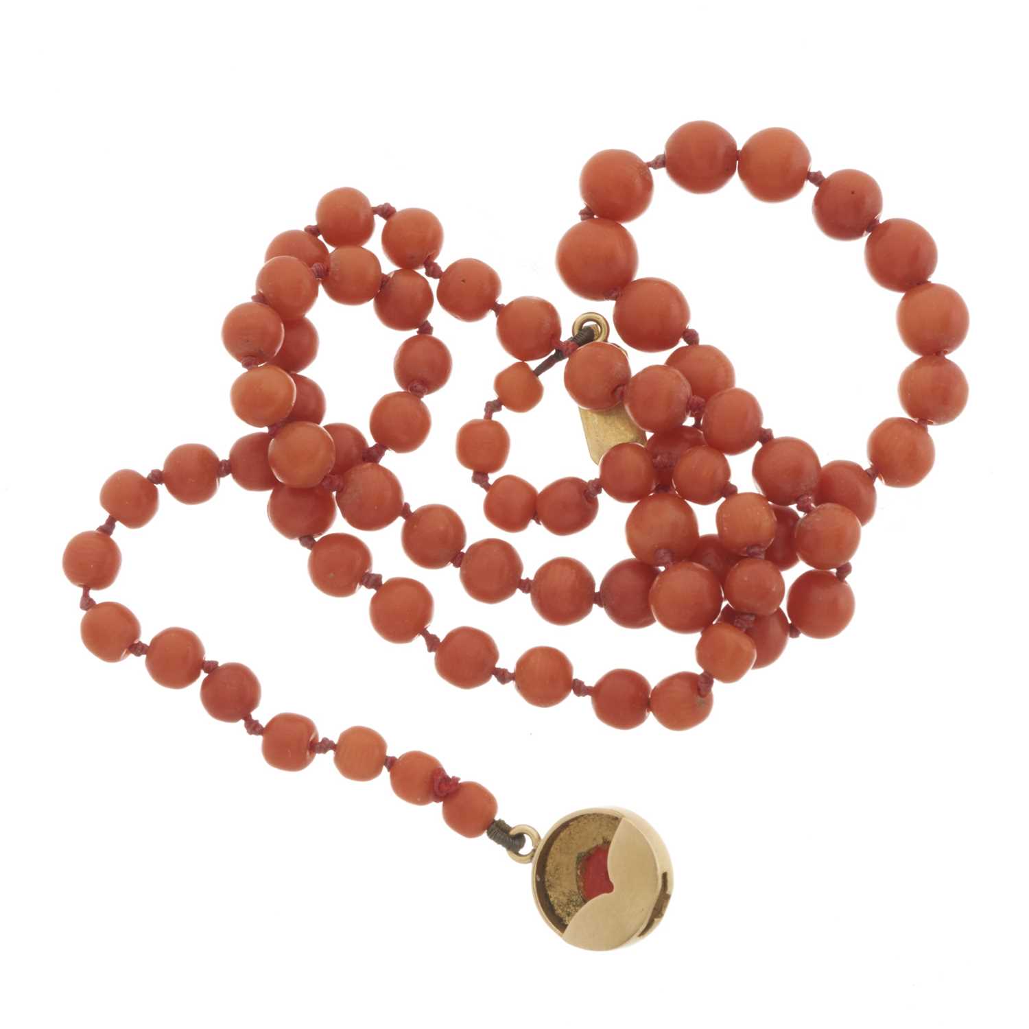 An early 20th century coral single-strand necklace, with gold clasp - Bild 3 aus 3