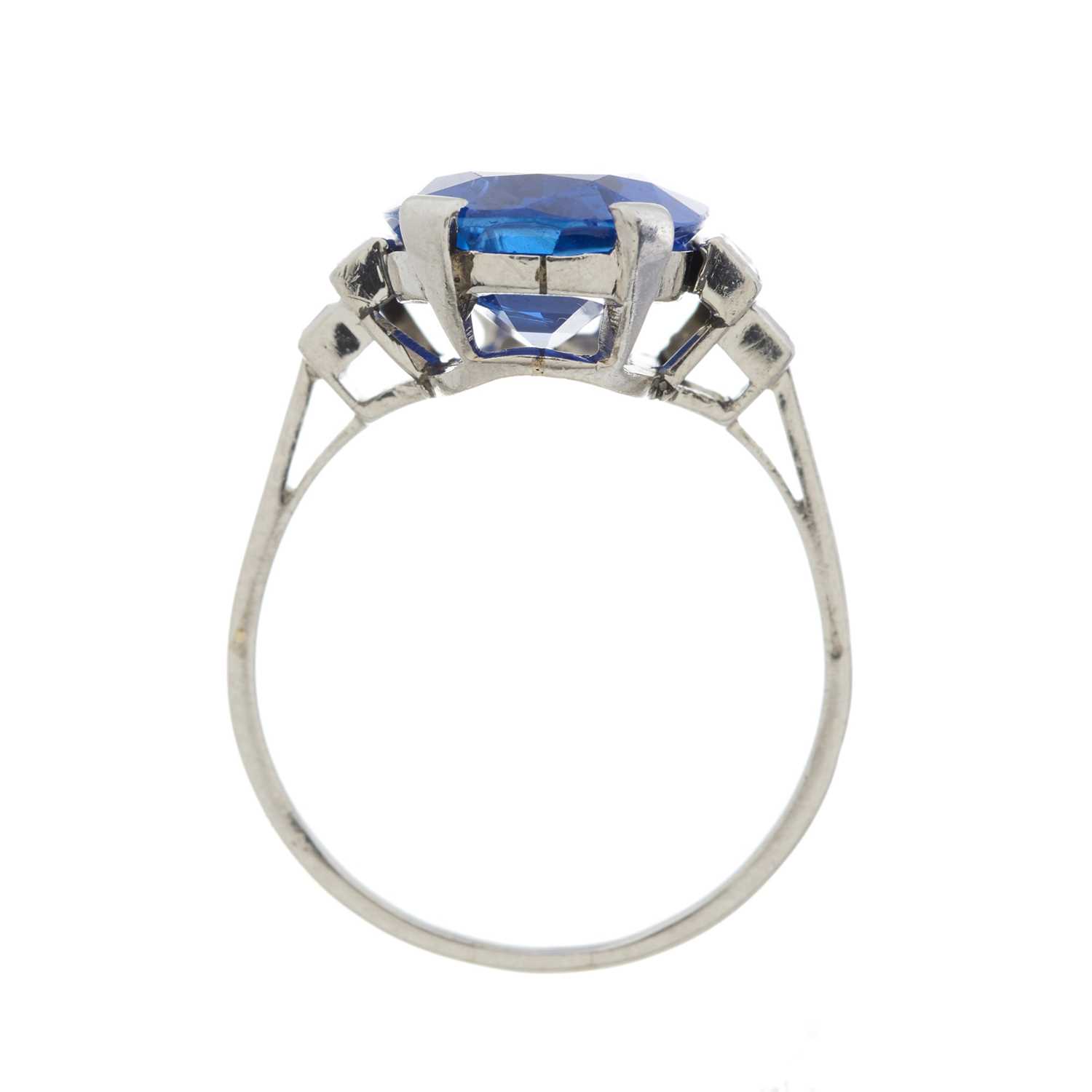 An Art Deco platinum unheated Sri Lankan sapphire and diamond dress ring - Image 3 of 3