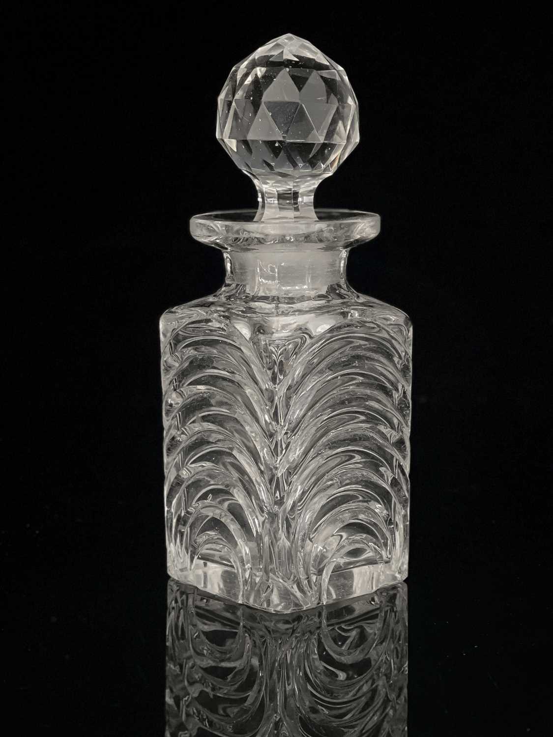 A 19th century Baccarat cut glass scent bottle, cuboid form, with swagged decoration, facet cut - Bild 2 aus 2