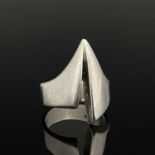 Ernest Blyth for George Tarratt, a Modernist silver ring, Birmingham 1973, bisected triangular talon