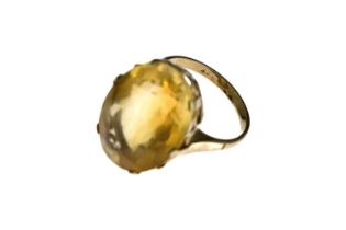 A 9 carat gold citrine single stone ring, approx 2.1cm long, size M, 6.1g
