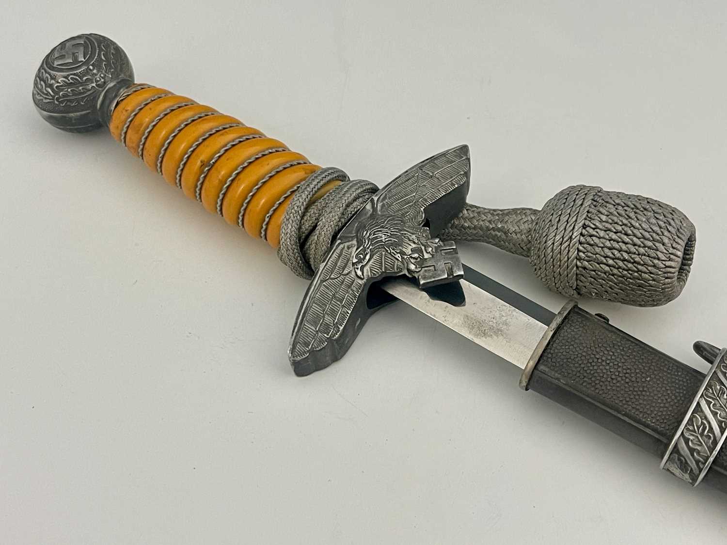 A German Third Reich Luftwaffe dagger, 2nd Model, wire bound orange plastic grip, eagle - Bild 3 aus 4