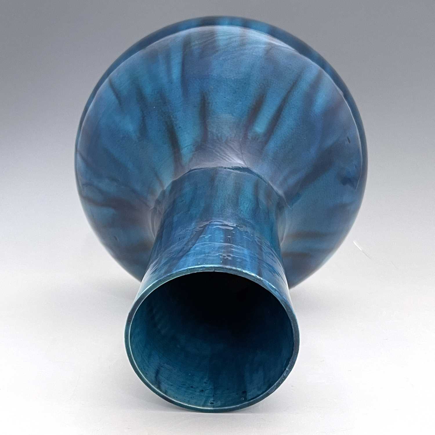 A large Chinese monochrome vase, bulbous form with cylindrical neck, streaky turquoise glaze, 43cm - Bild 6 aus 9